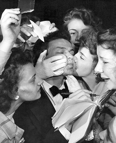 Frankie and fans - 1943