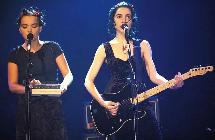 Björk performing a duet with PJ Harvey at the 1994 Brit Awards
