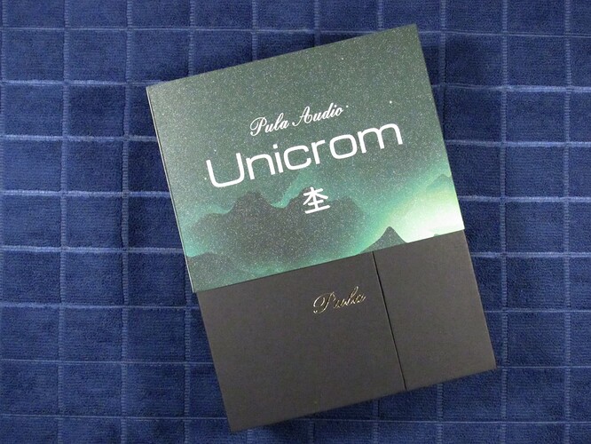 07 Unicrom box sliding out of sleeve x1920
