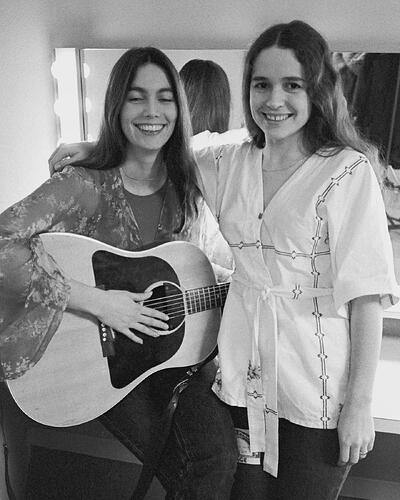 Emmylou Harris and Nicolette Larson bacstage in 1977