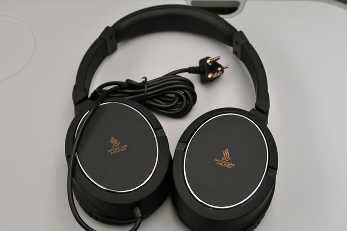 Singapore-Airlines-SQ22-inaugural-premium-economy-headphones