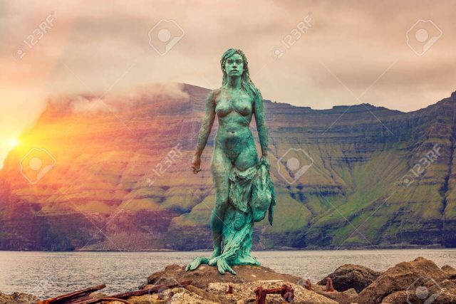 statue-of-kopakonan-the-seal-woman-mikladalur-village-faroe-640x427