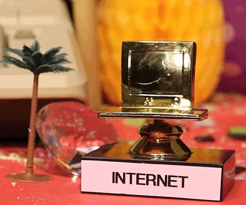 internet-gold-trophy-award-confetti-51udm9il0ycux5xe